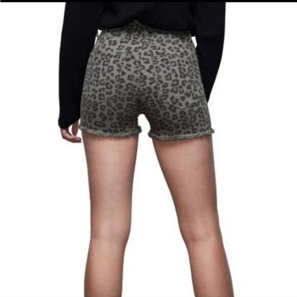 Good American NWT Sage Olive Green Leopard Print cut off jean shorts Size 6 / 28 - Picture 2 of 9